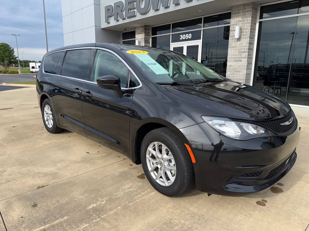 Used 2023 Chrysler Voyager LX FWD image 3