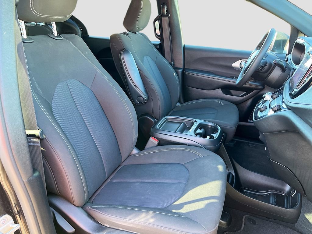 Used 2023 Chrysler Pacifica Touring image 28