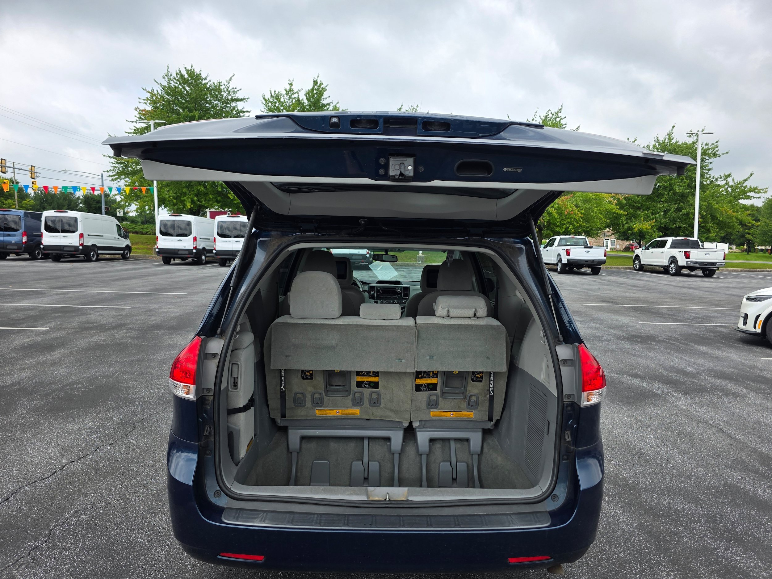 Used 2012 Toyota Sienna LE w/ Towing Pkg FWD image 9