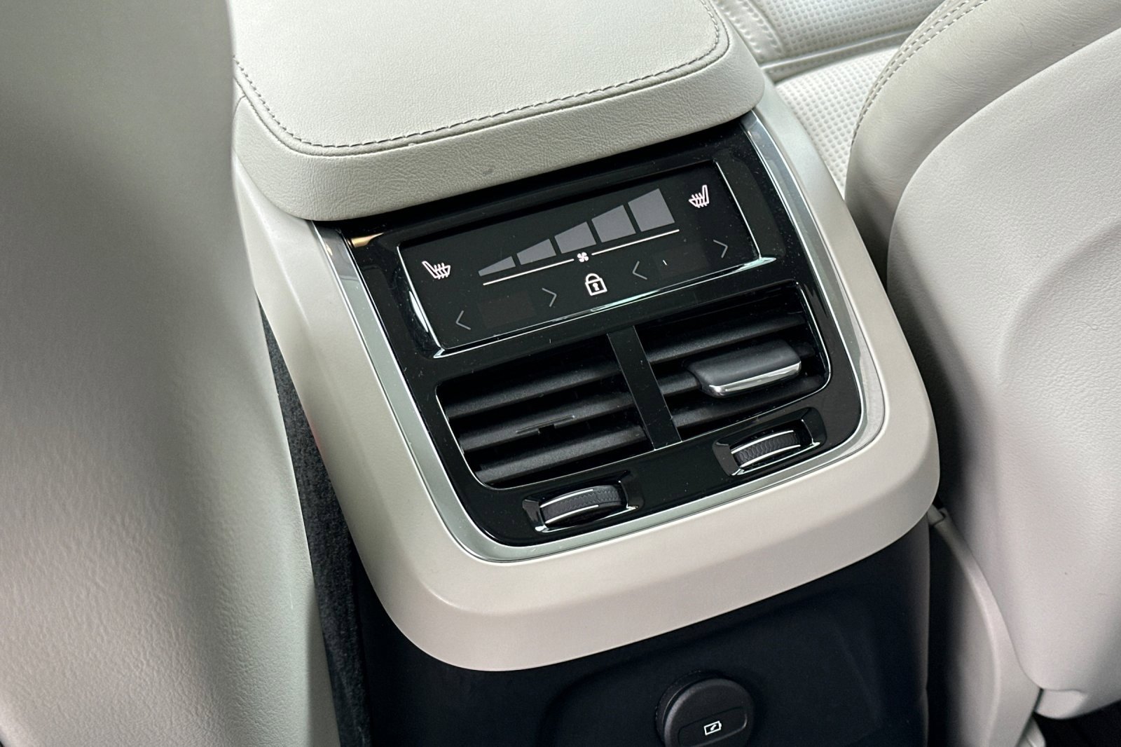 Used 2023 Volvo XC90 T8 Ultimate image 13