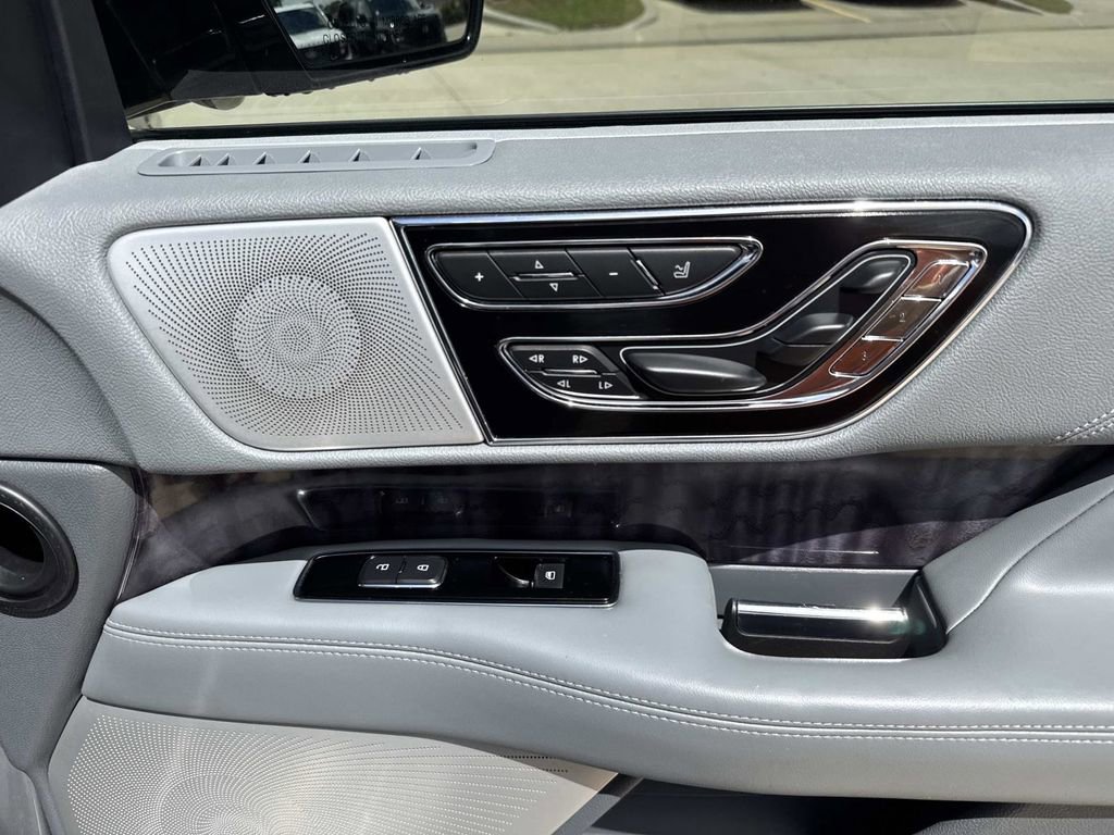 Used 2020 Lincoln Navigator Reserve w/ Luxury Package image 16