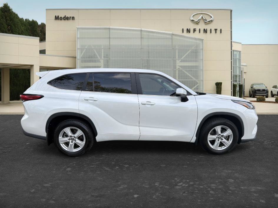 Used 2023 Toyota Highlander L image 4