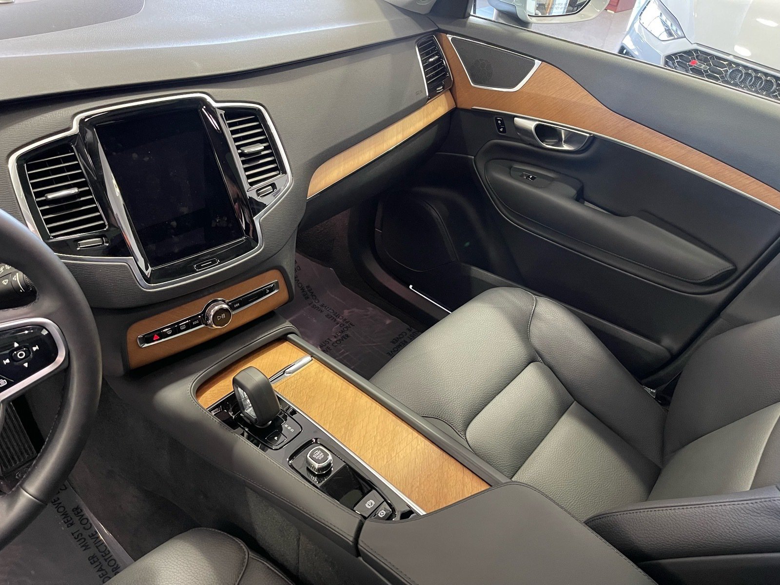 Used 2025 Volvo XC90 T8 Plus w/ Protection Package Premier AWD/4WD image 28