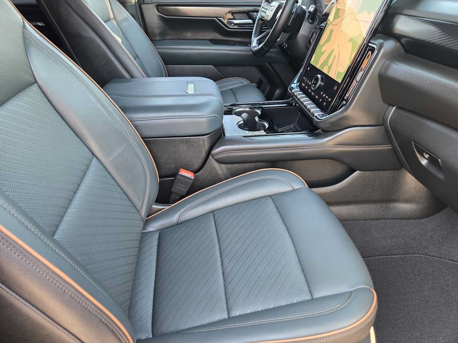 Certified 2025 GMC Yukon XL AT4 w/ AT4 Premium Package AWD/4WD image 15