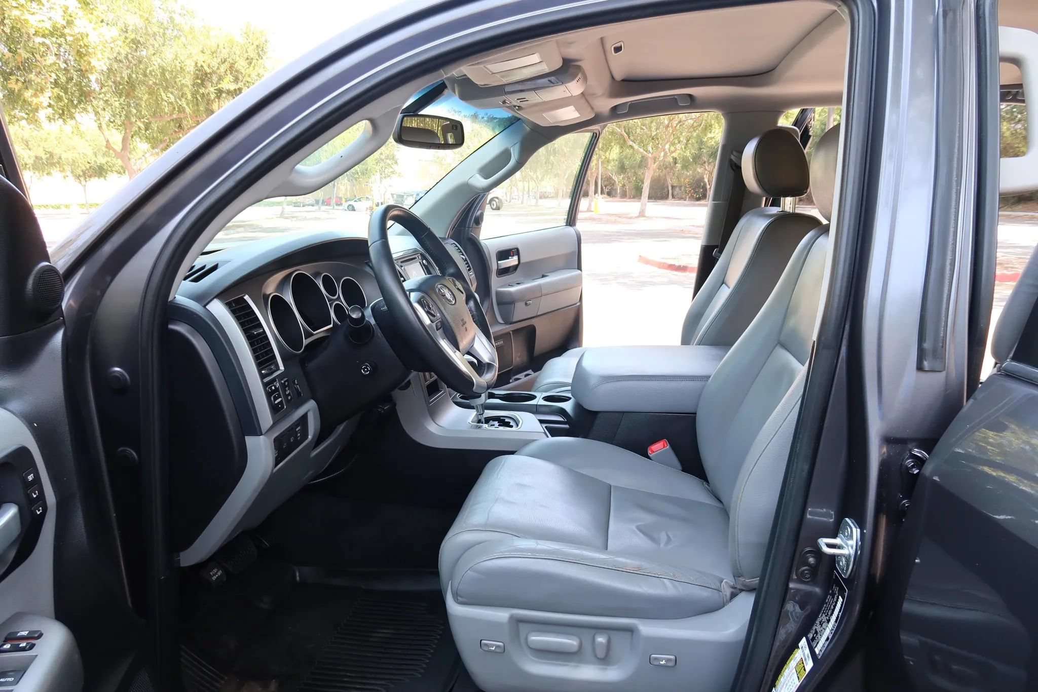 Used 2017 Toyota Sequoia Limited w/ Safety & Convenience Package AWD/4WD image 19