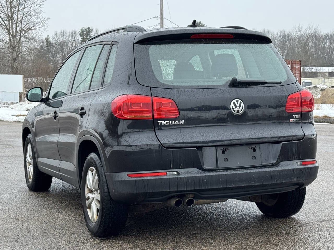 Used 2017 Volkswagen Tiguan S image 2