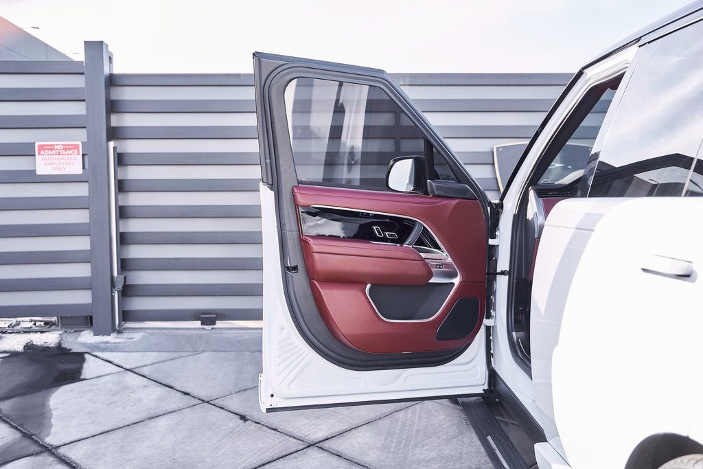 Used 2025 Land Rover Range Rover SE image 27