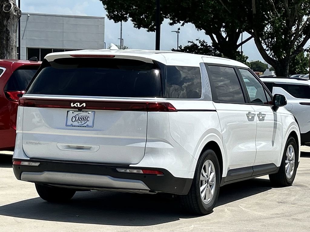 Used 2023 Kia Carnival LX FWD image 4