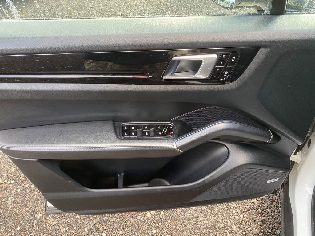 Used 2020 Porsche Cayenne S image 11