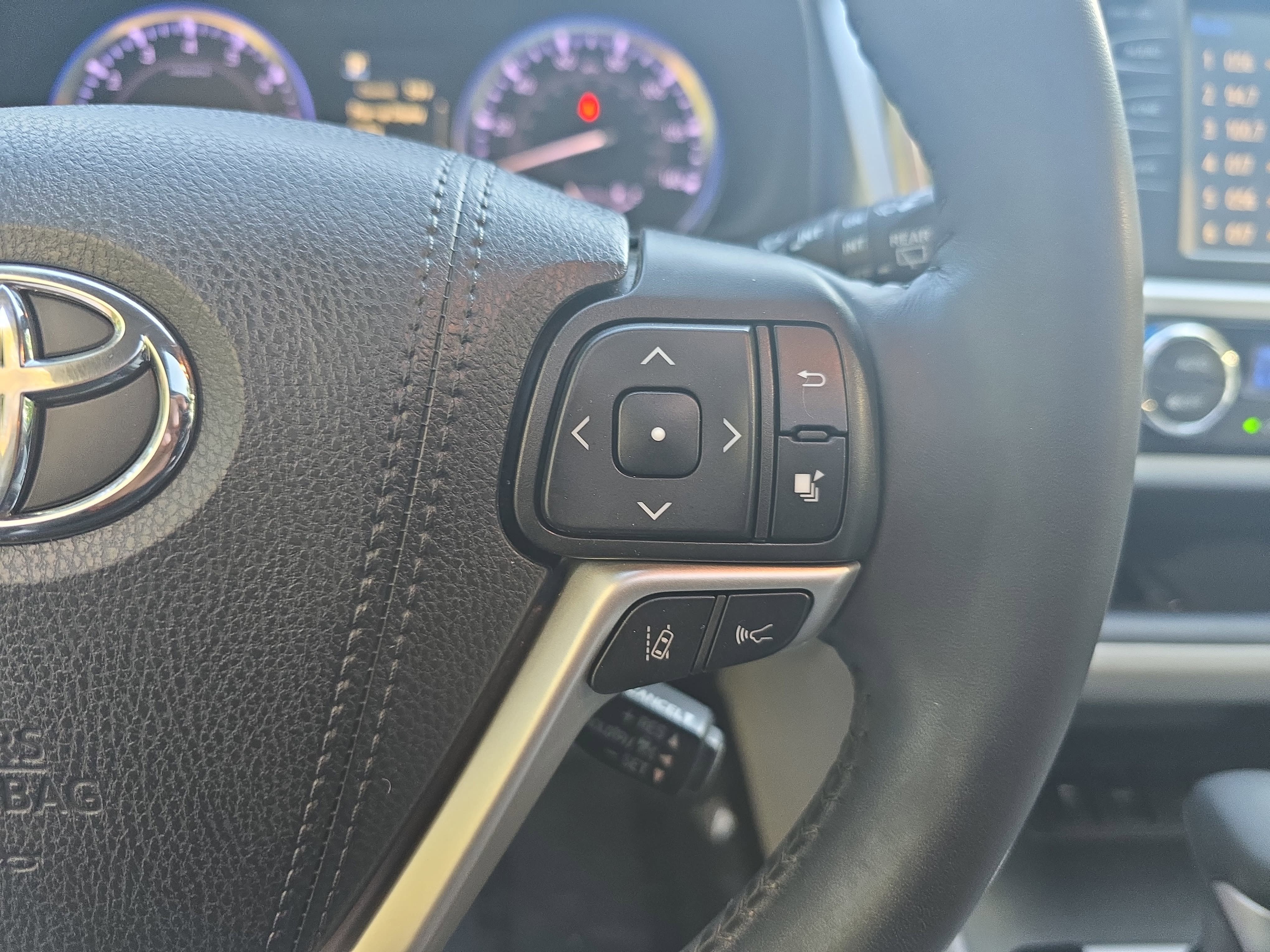 Used 2019 Toyota Highlander XLE FWD image 17