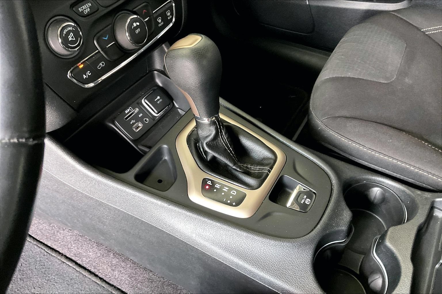 Used 2017 Jeep Cherokee Latitude w/ Safety/Convenience Group FWD image 16