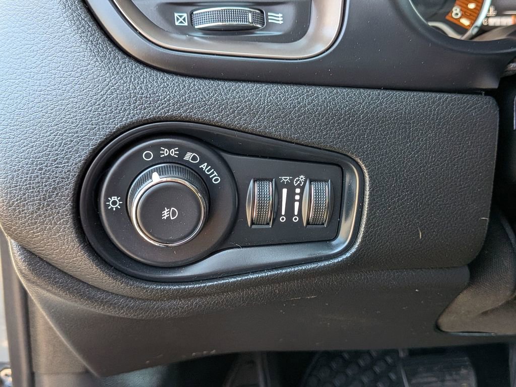 Used 2023 Jeep Renegade Latitude AWD/4WD image 17