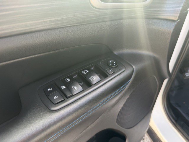 Used 2019 Jeep Grand Cherokee Laredo AWD/4WD image 12