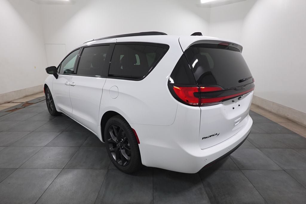 New 2026 Chrysler Pacifica Select w/ S Appearance Package FWD image 4