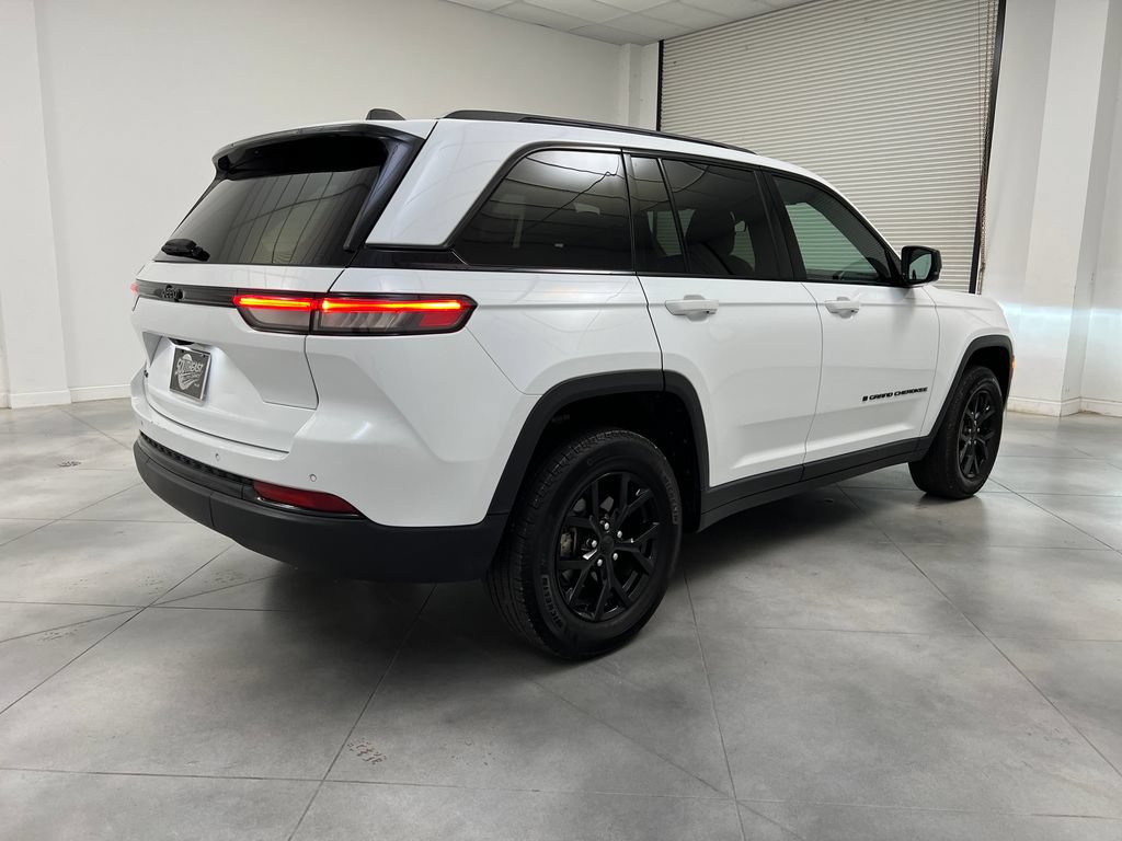 Used 2025 Jeep Grand Cherokee Altitude AWD/4WD image 9