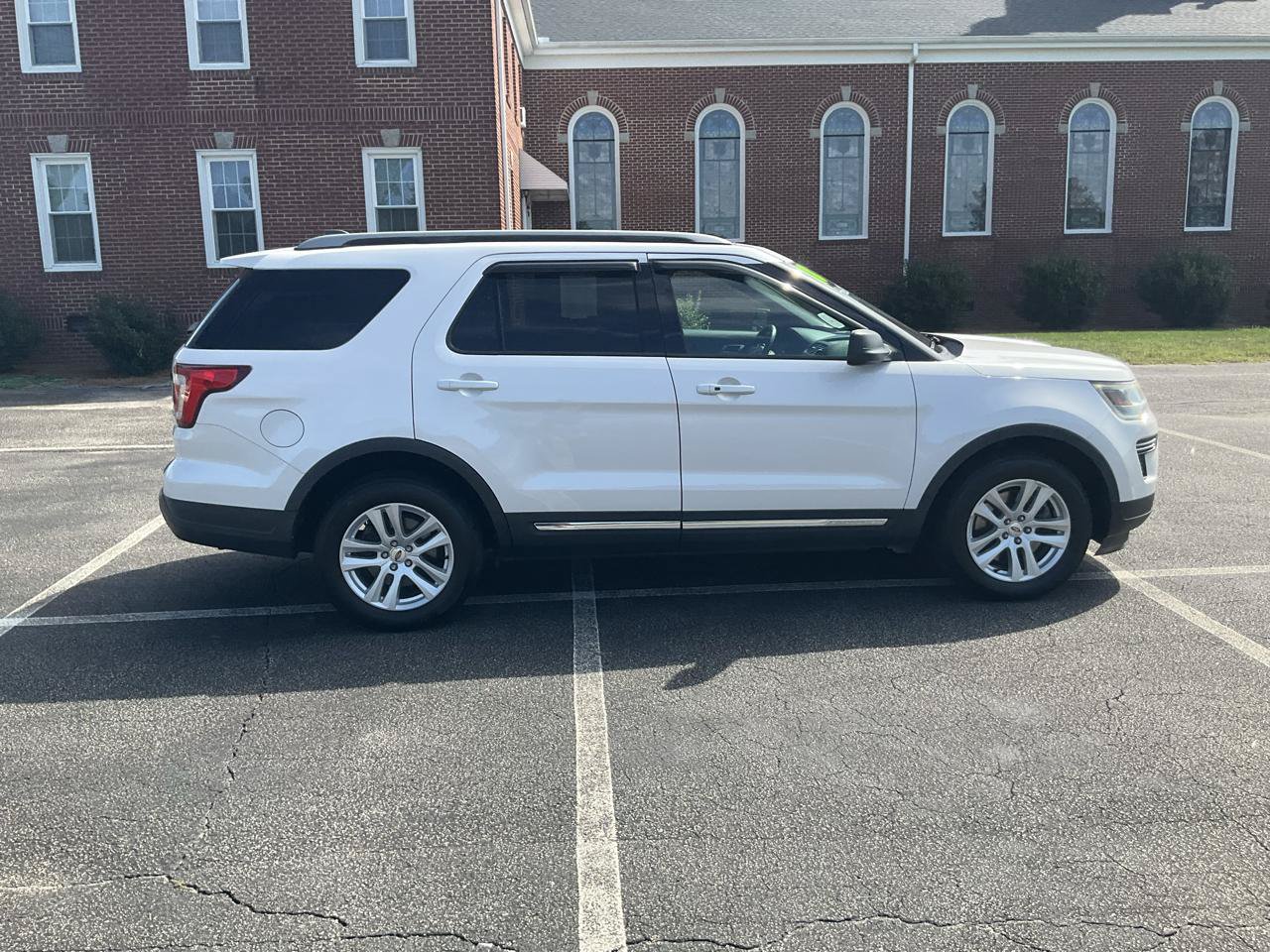 Used 2018 Ford Explorer XLT AWD/4WD image 4