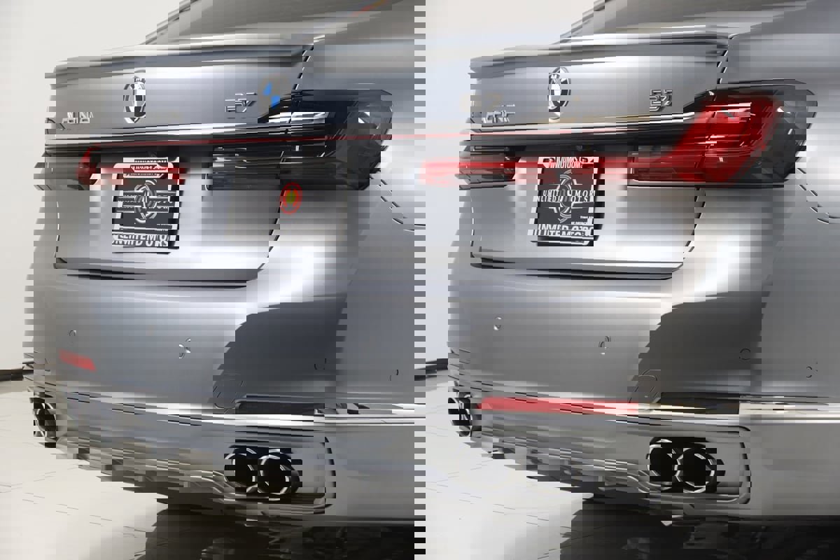 Used 2022 BMW ALPINA B7 xDrive w/ Luxury Rear Seating Package image 89