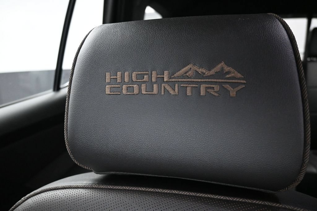 Used 2023 Chevrolet Traverse High Country FWD image 12