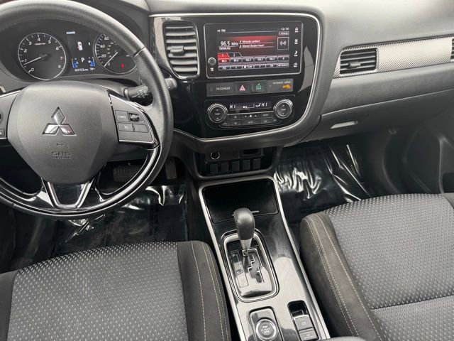 Used 2018 Mitsubishi Outlander SE image 2