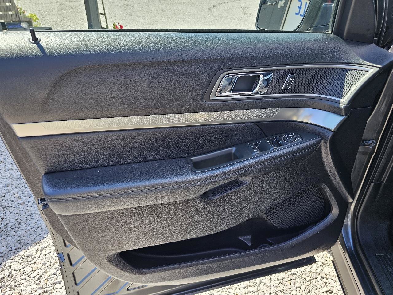 Used 2018 Ford Explorer XLT w/ Equipment Group 202A AWD/4WD image 17