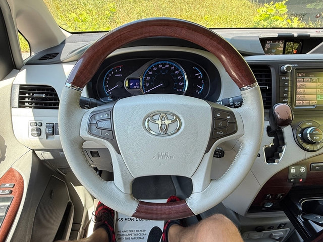 Used 2013 Toyota Sienna Limited w/ Premium Pkg FWD image 25
