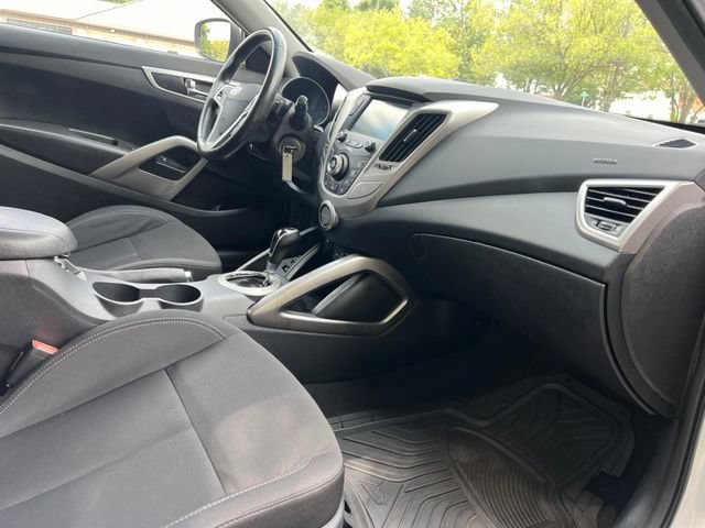 Used 2017 Hyundai Veloster FWD image 19