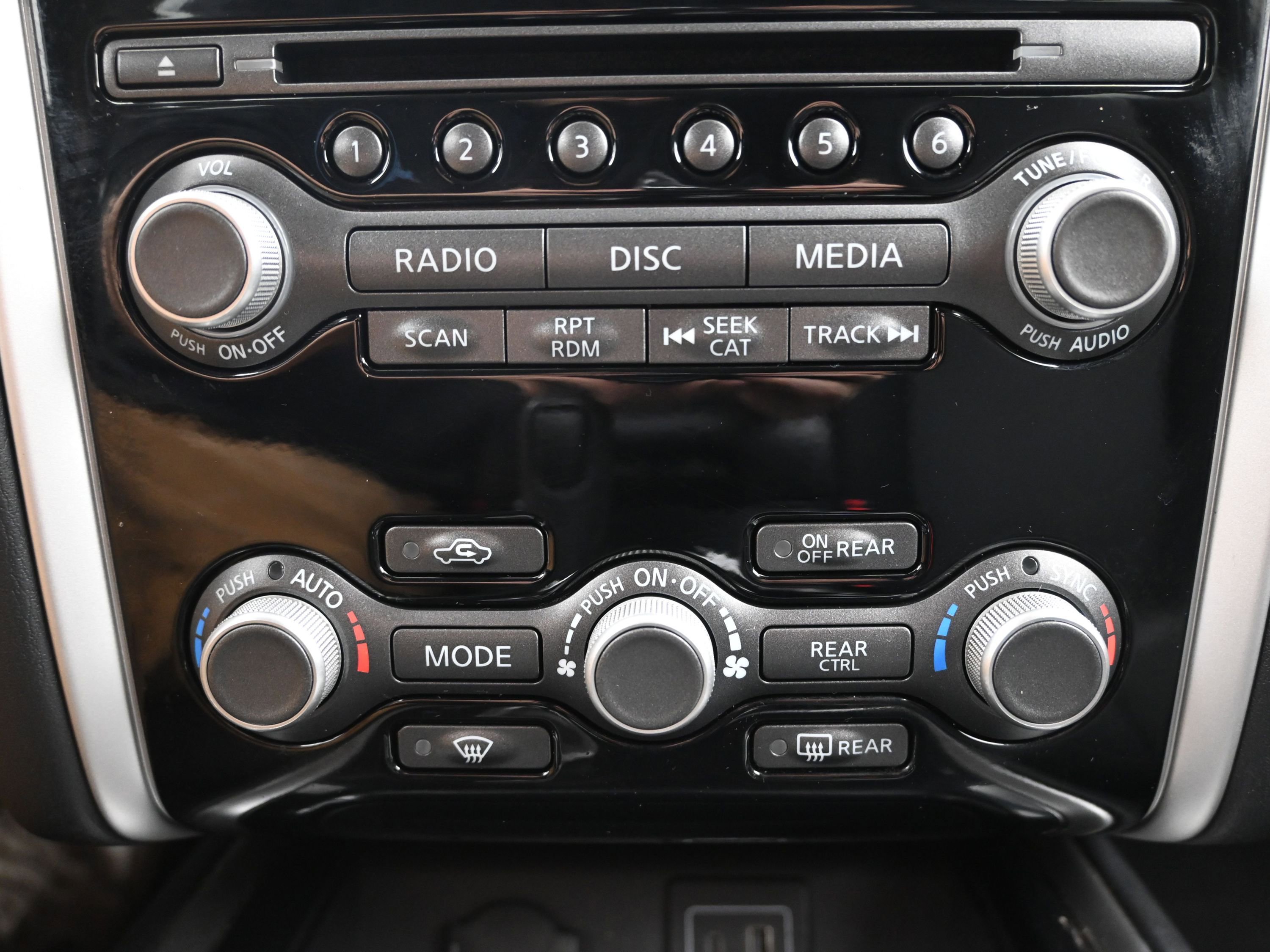 Used 2020 Nissan Pathfinder SV image 18