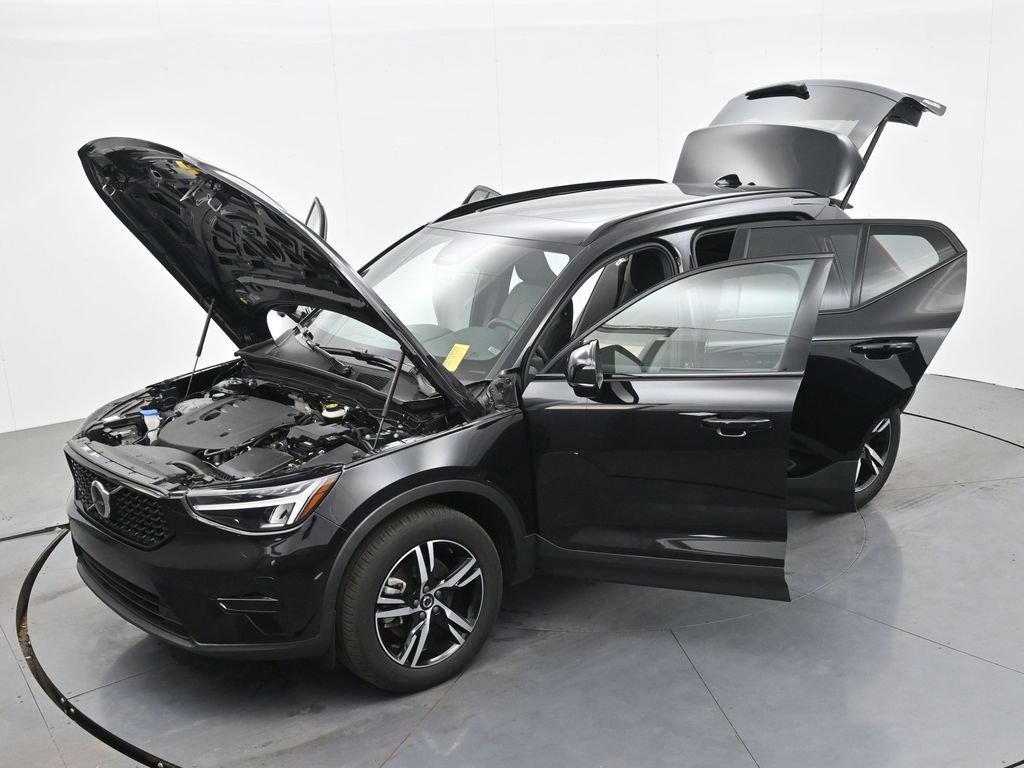 Used 2024 Volvo XC40 B5 Core image 37