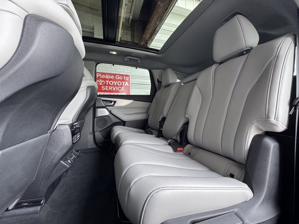 Used 2025 Acura MDX w/ Technology Package image 17