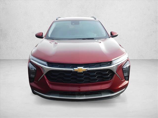 Used 2025 Chevrolet Trax LT FWD image 2