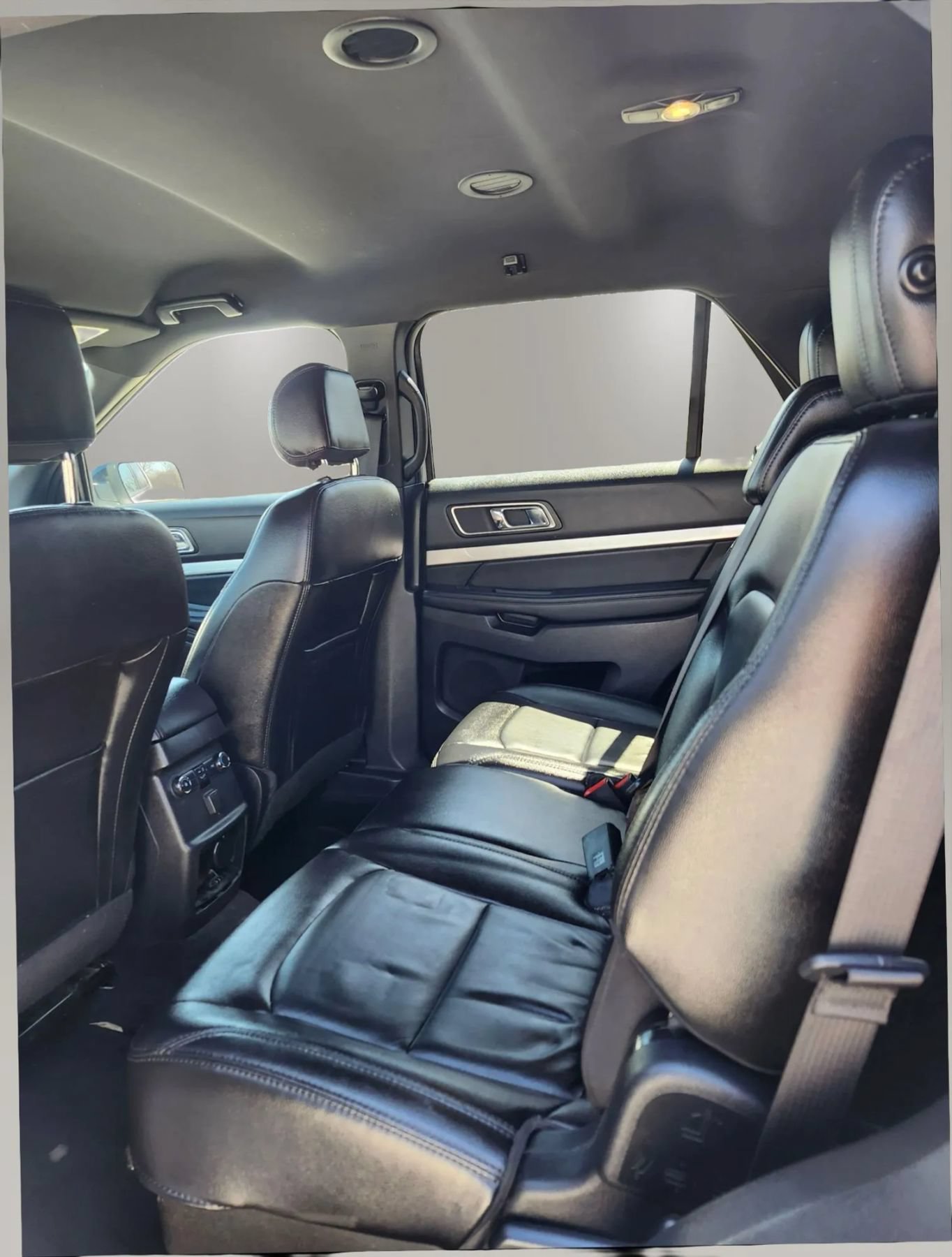 Used 2017 Ford Explorer XLT w/ Equipment Group 202A AWD/4WD image 17