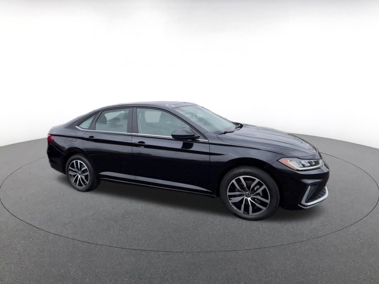 Used 2025 Volkswagen Jetta SE image 2