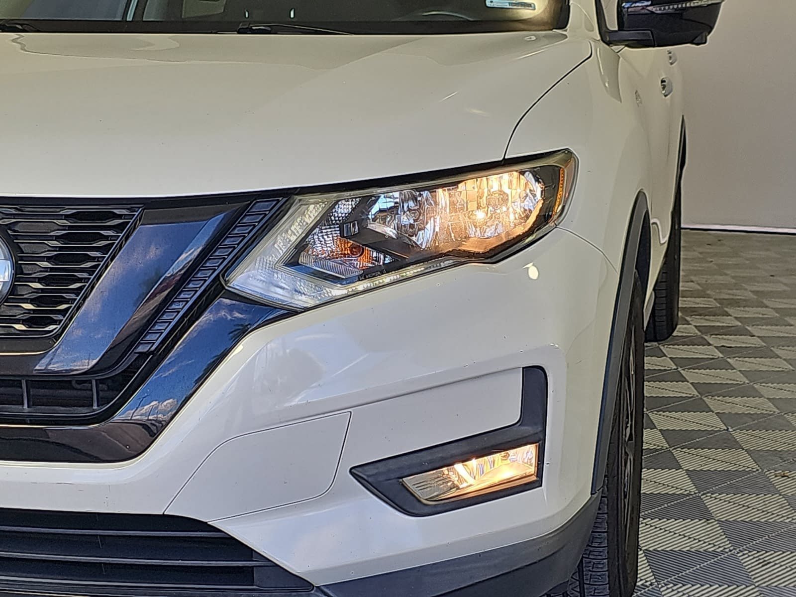Used 2018 Nissan Rogue SV w/ Premium Package FWD image 27