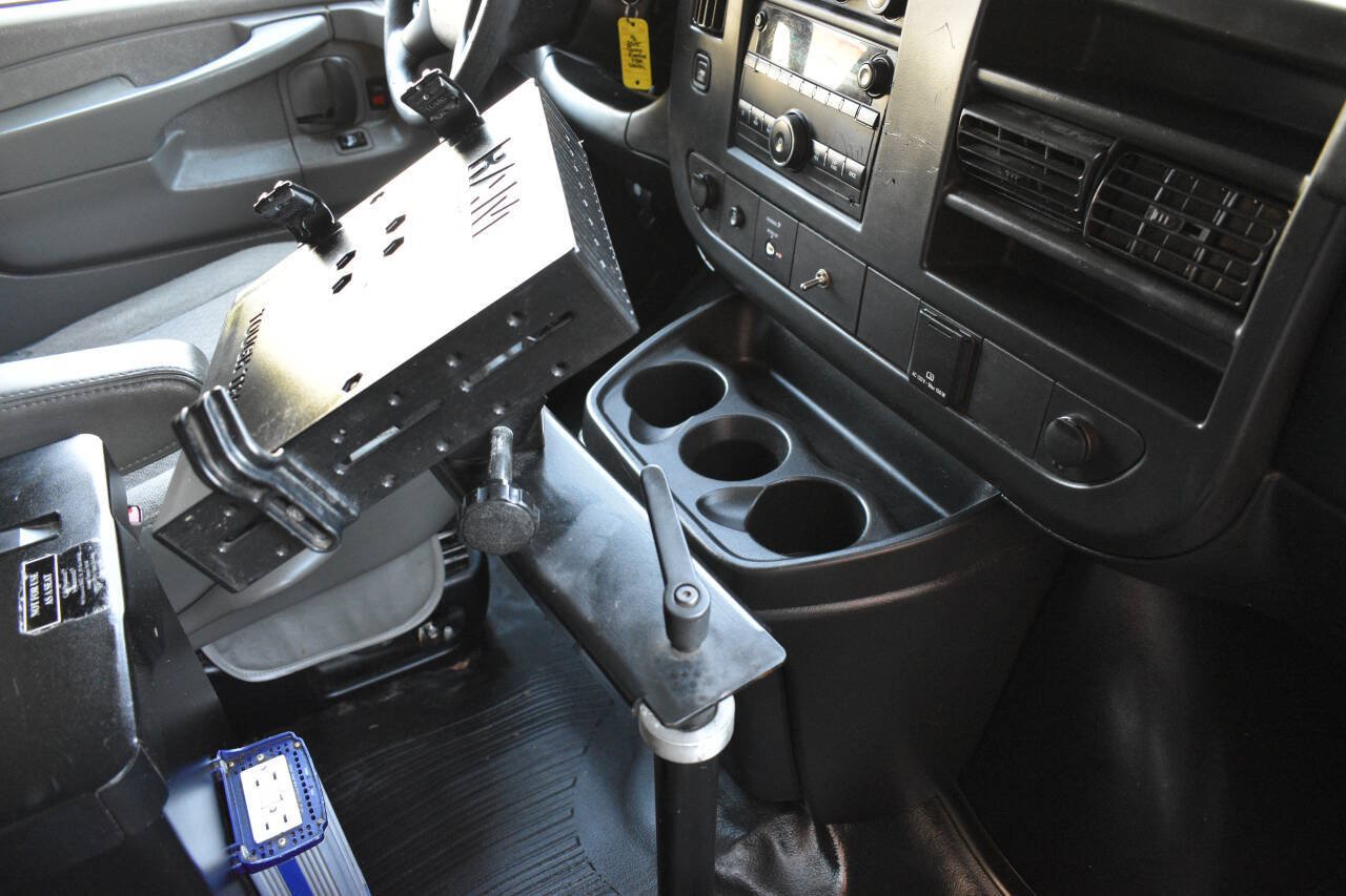 Used 2015 Chevrolet Express 2500 RWD image 25