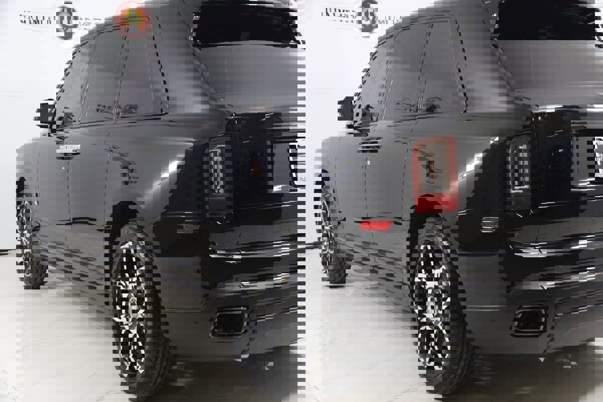 Used 2024 Rolls-Royce Cullinan Black Badge image 39