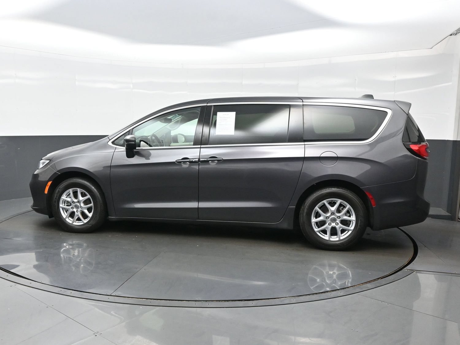 Used 2023 Chrysler Pacifica Touring-L FWD image 4