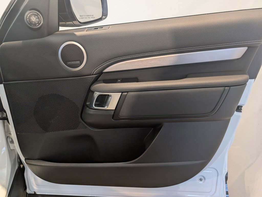 Used 2024 Land Rover Discovery Dynamic SE image 33