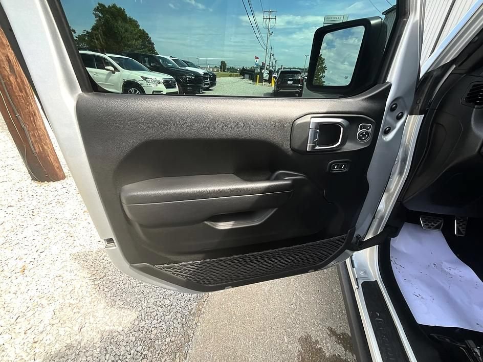 Used 2023 Jeep Gladiator Rubicon w/ Cold Weather Group AWD/4WD image 12