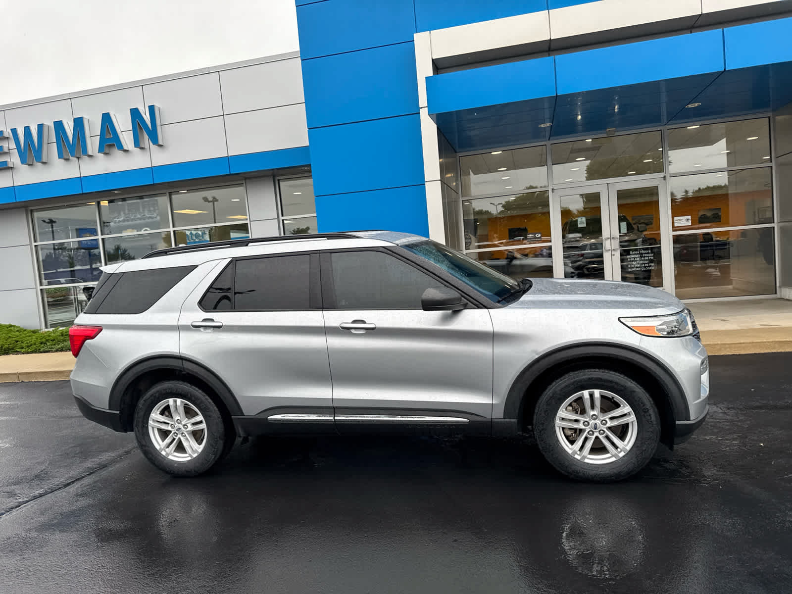 Used 2020 Ford Explorer XLT w/ Equipment Group 202A AWD/4WD image 2