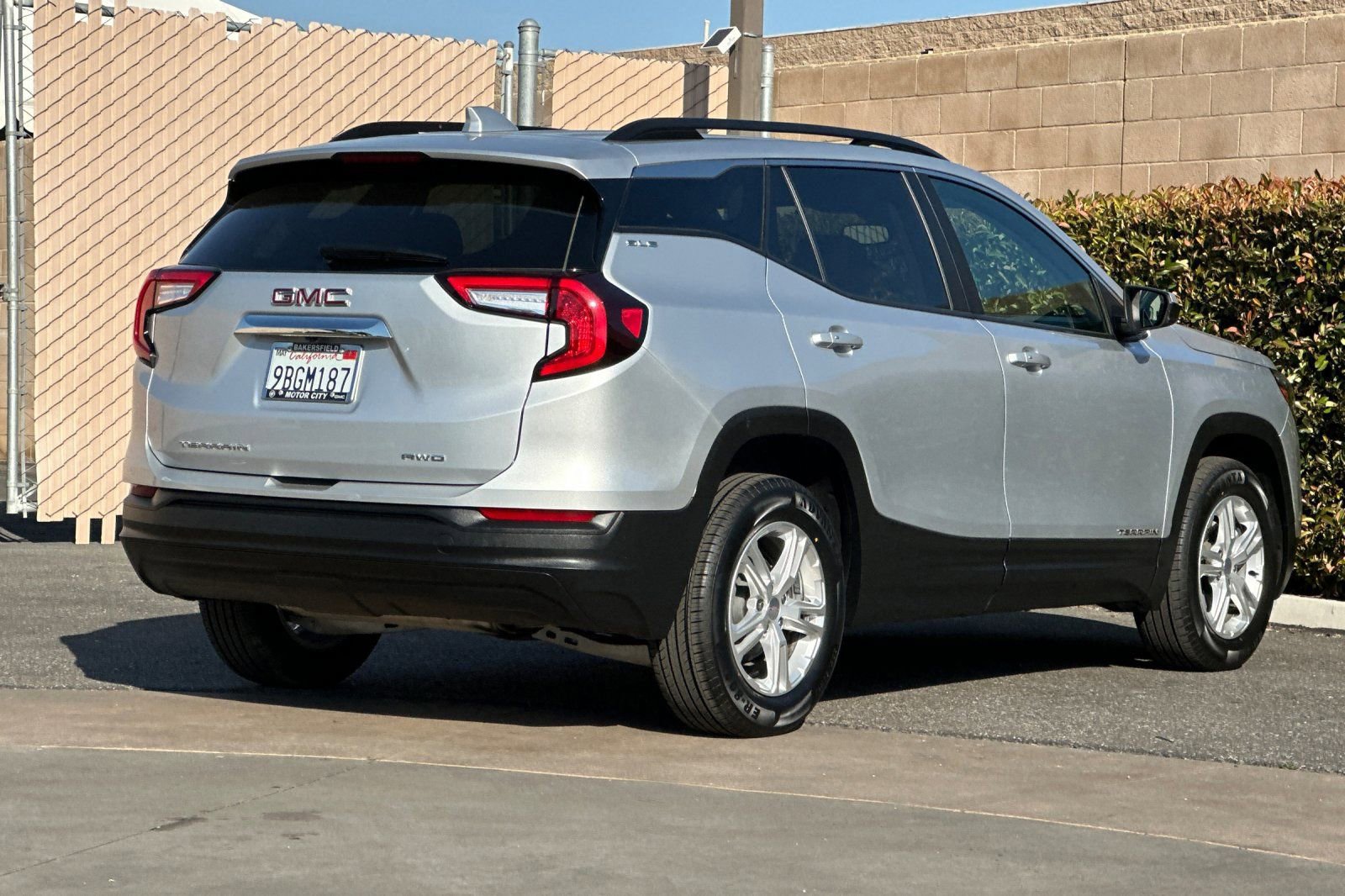 Certified 2022 GMC Terrain SLE w/ Driver Convenience Package image 4