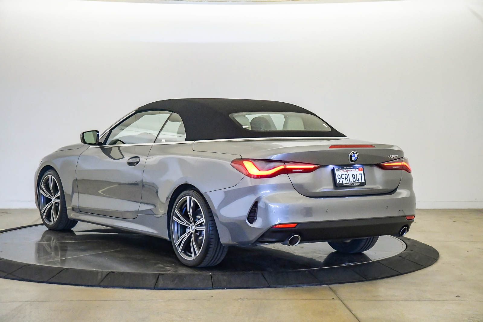 Certified 2023 BMW 430i Convertible w/ Convenience Package RWD image 2
