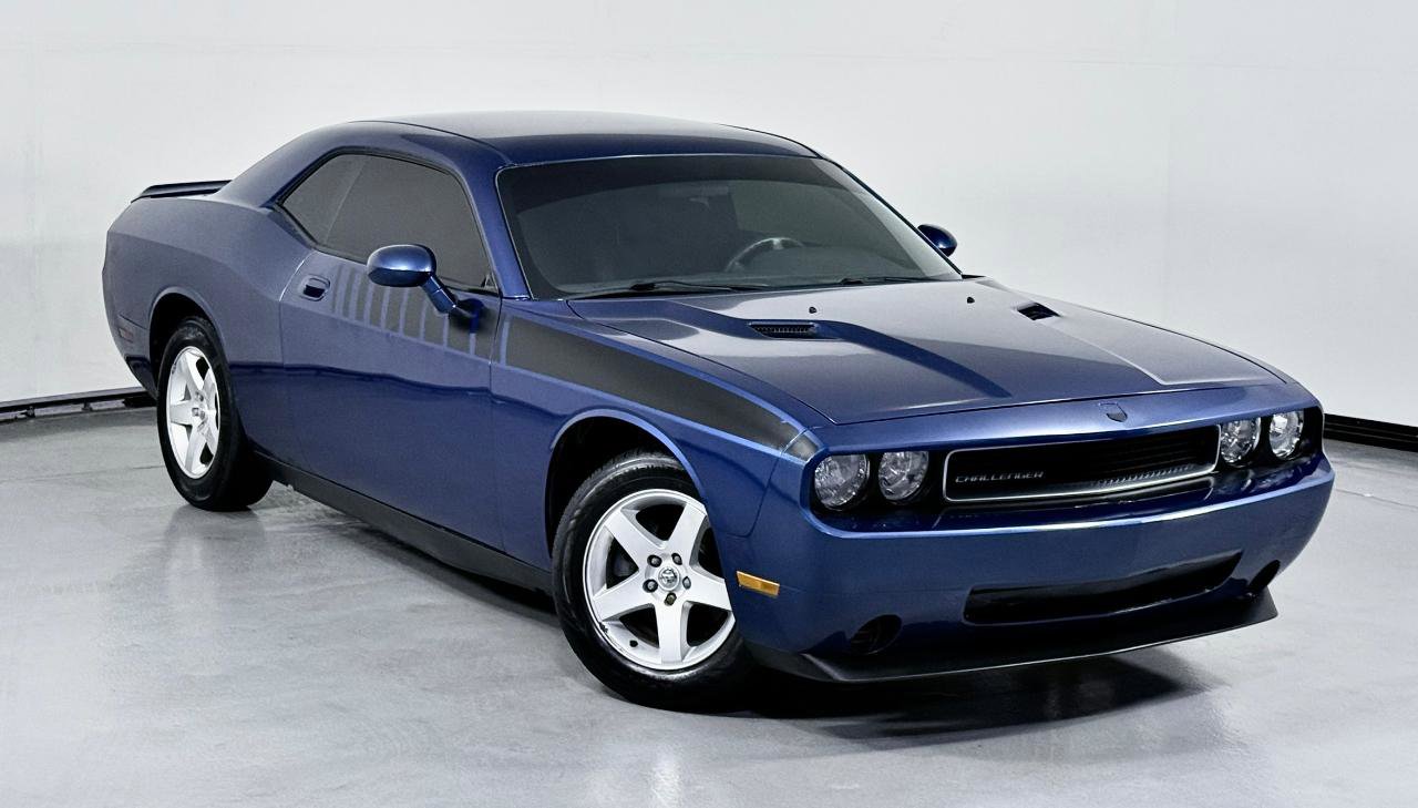 Used 2010 Dodge Challenger SE image 3