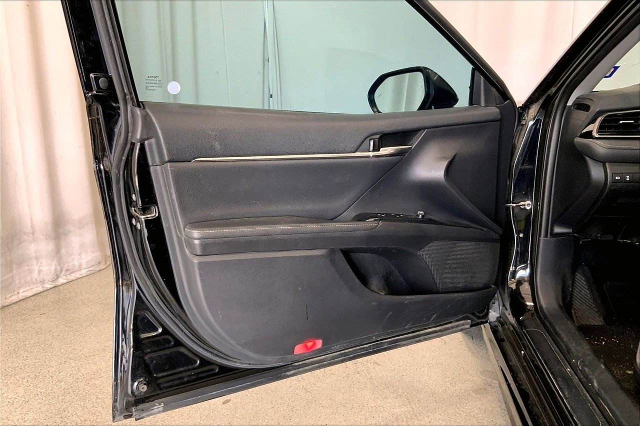 Used 2020 Toyota Camry XSE image 21