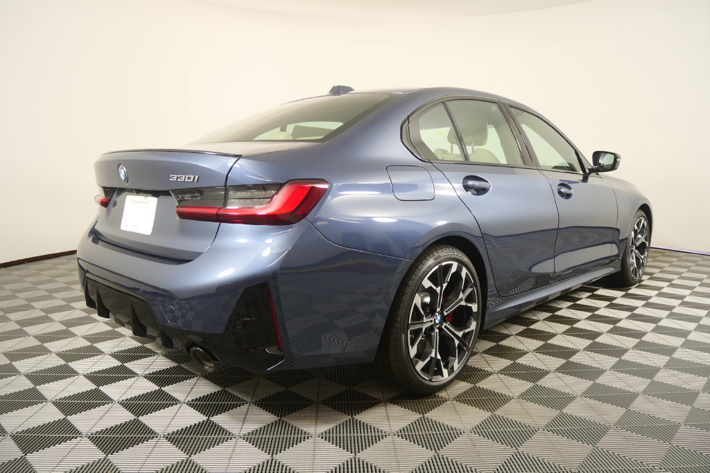 New 2026 BMW 330i Sedan w/ M Sport Package RWD image 4
