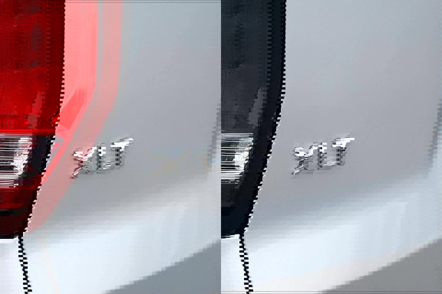 Used 2018 Ford Explorer XLT w/ Equipment Group 202A FWD image 10