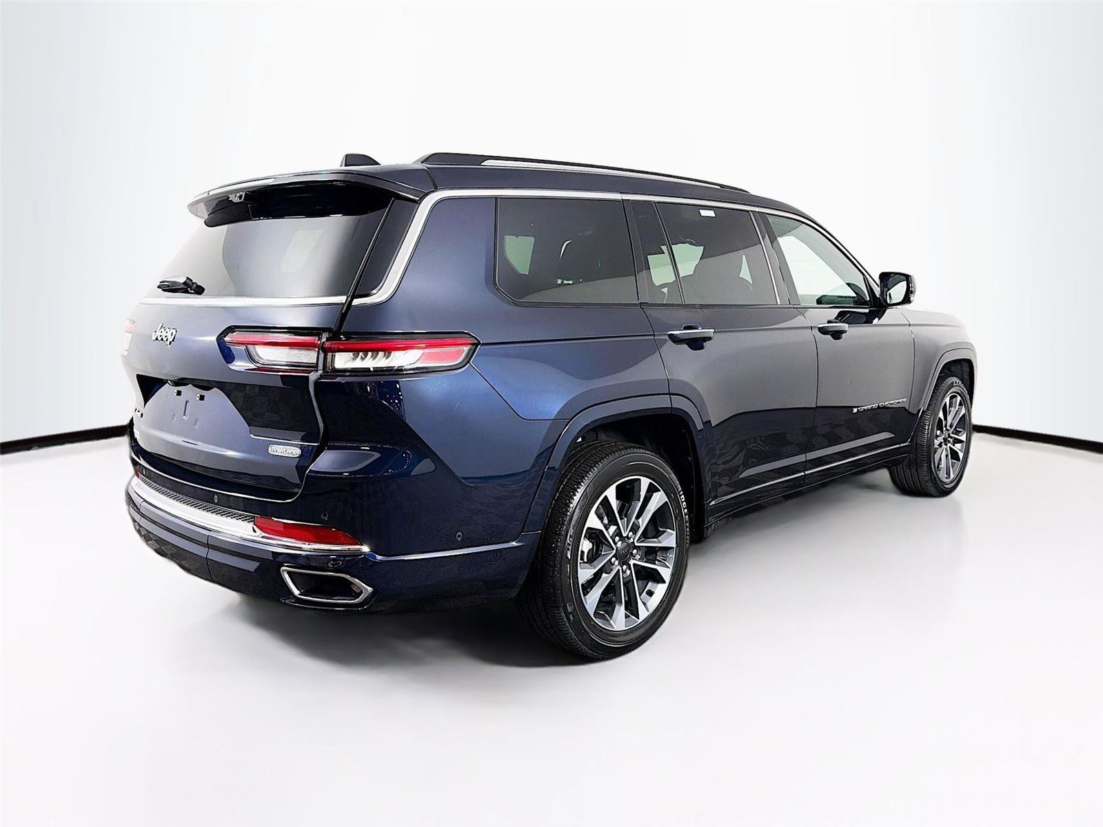Used 2023 Jeep Grand Cherokee L Overland w/ Advanced Protech Group III AWD/4WD image 7