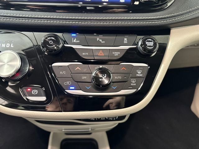 Used 2024 Chrysler Pacifica Select image 23