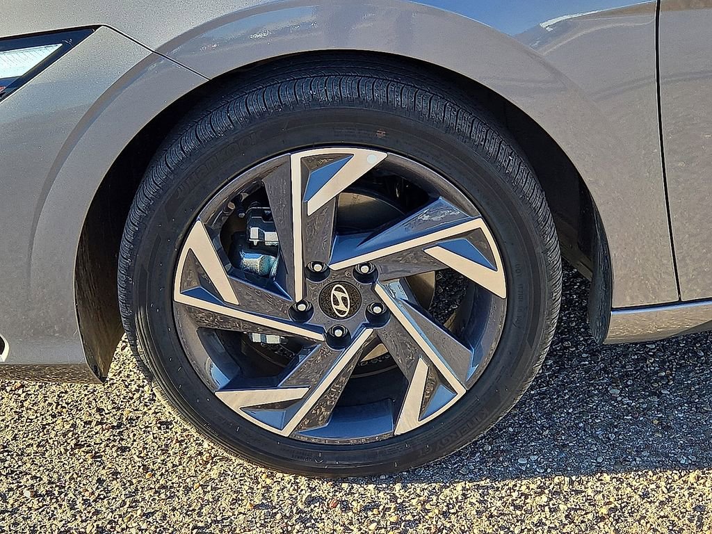 Used 2025 Hyundai Elantra Limited image 11