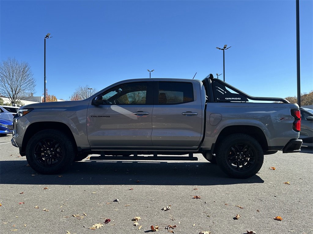 Used 2025 Chevrolet Colorado Z71 w/ Midnight Edition image 2