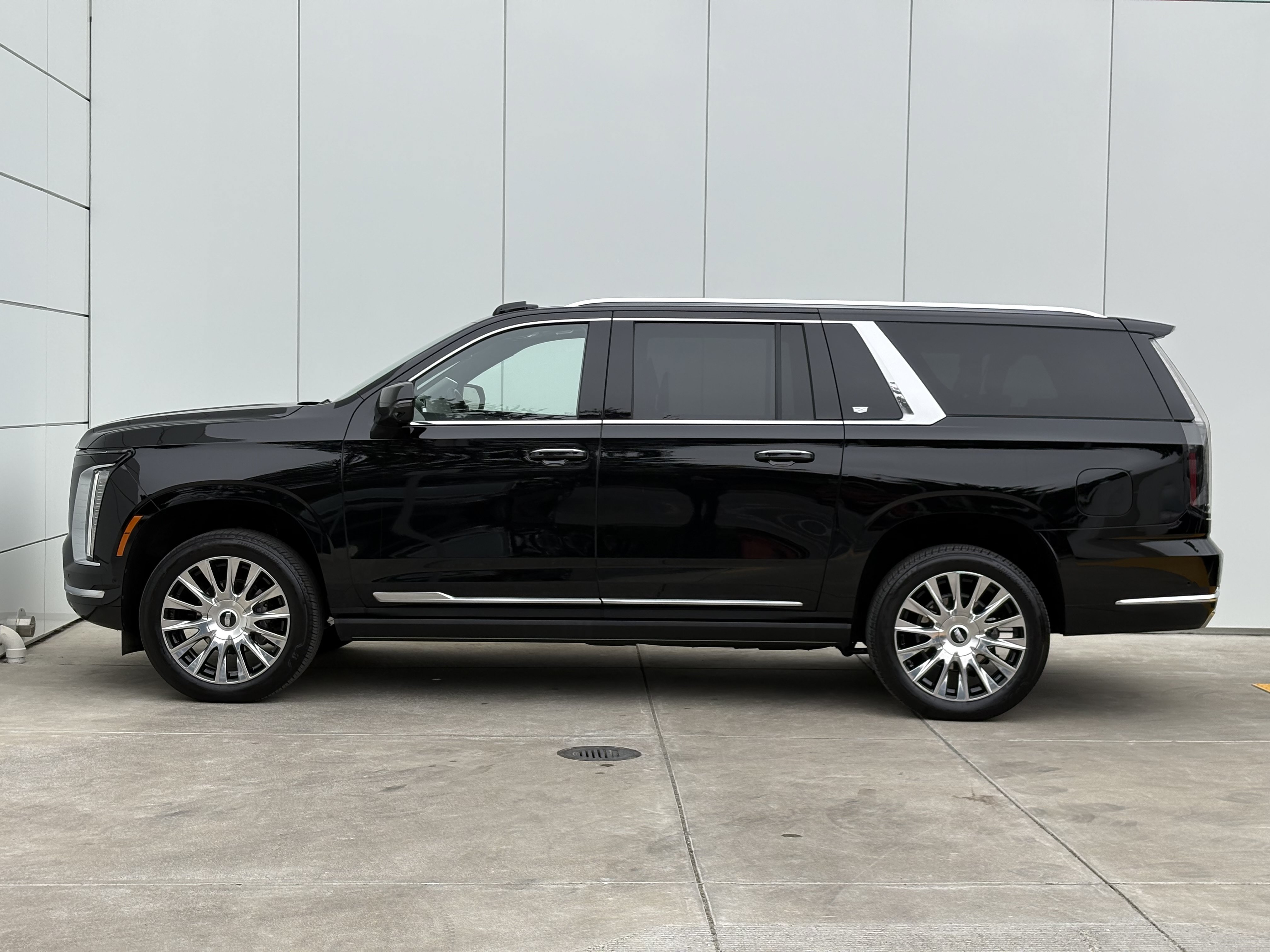 Used 2026 Cadillac Escalade ESV Platinum Luxury w/ LPO, Floor Liner Package AWD/4WD image 4